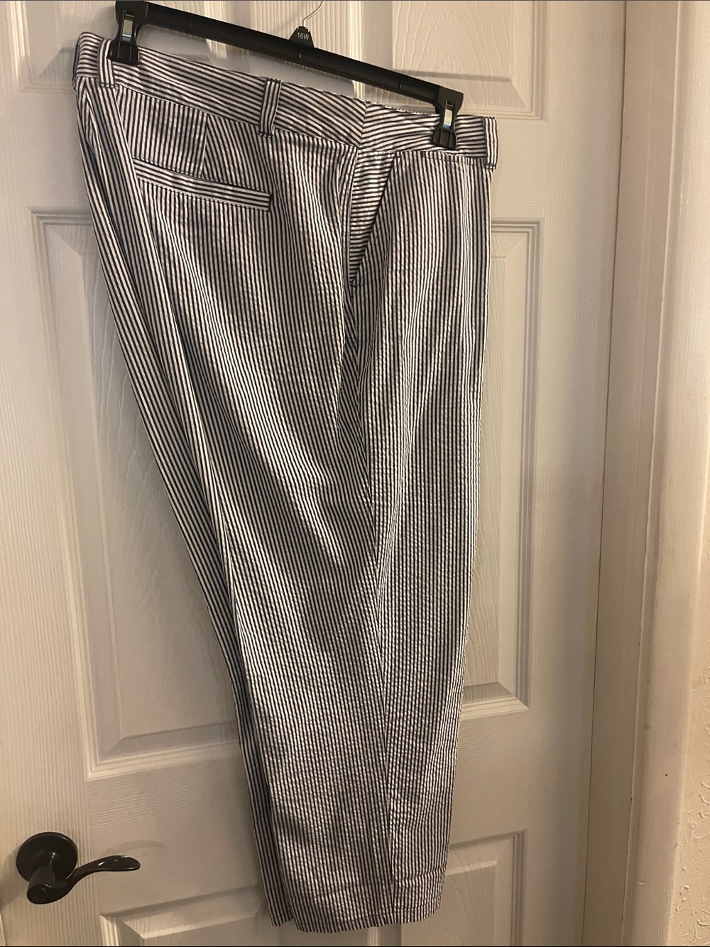 Crown & Ivy Black/White Women’s Seersucker Capris Size 16W NWOT Preppy